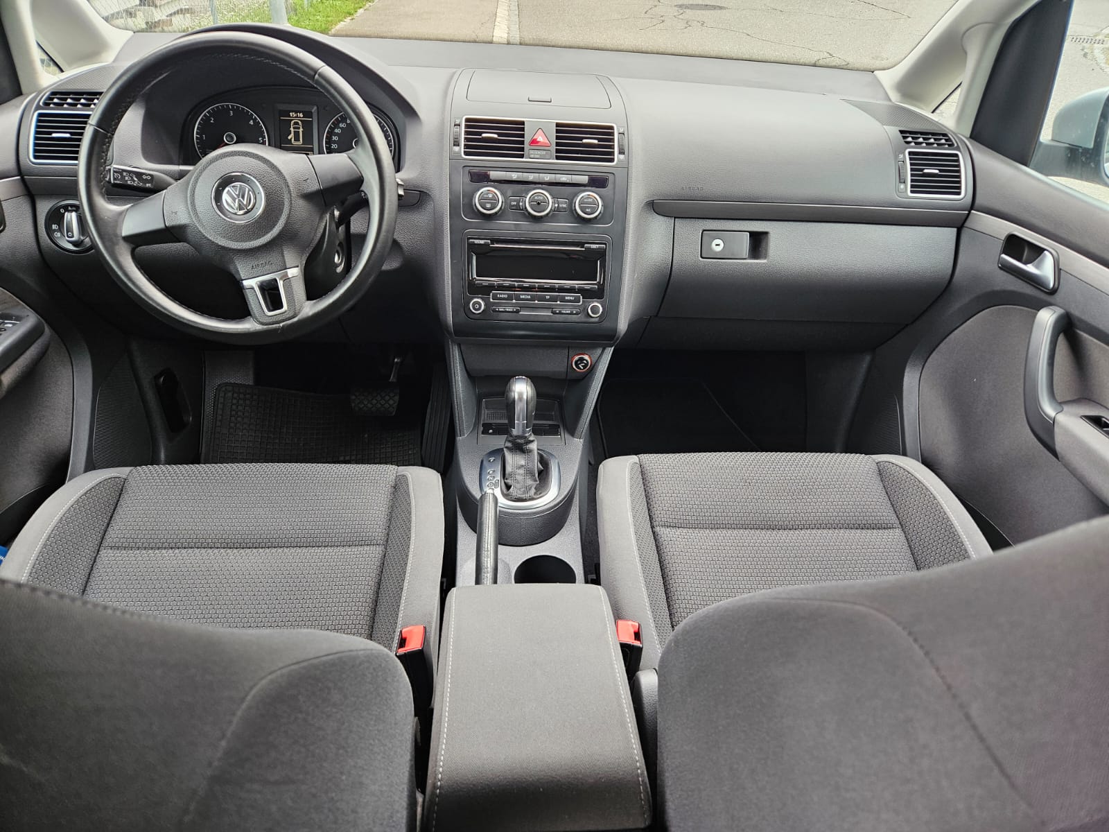 
								VW Touran 1.6 TDI Comfortline DSG 08.2012 full									