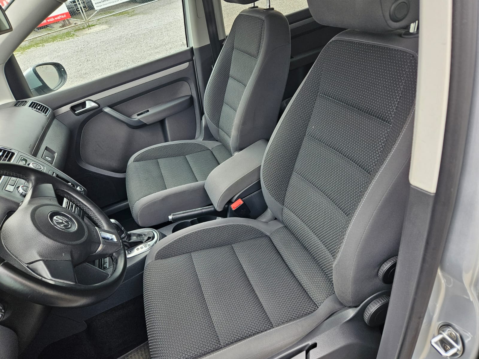 
								VW Touran 1.6 TDI Comfortline DSG 08.2012 full									