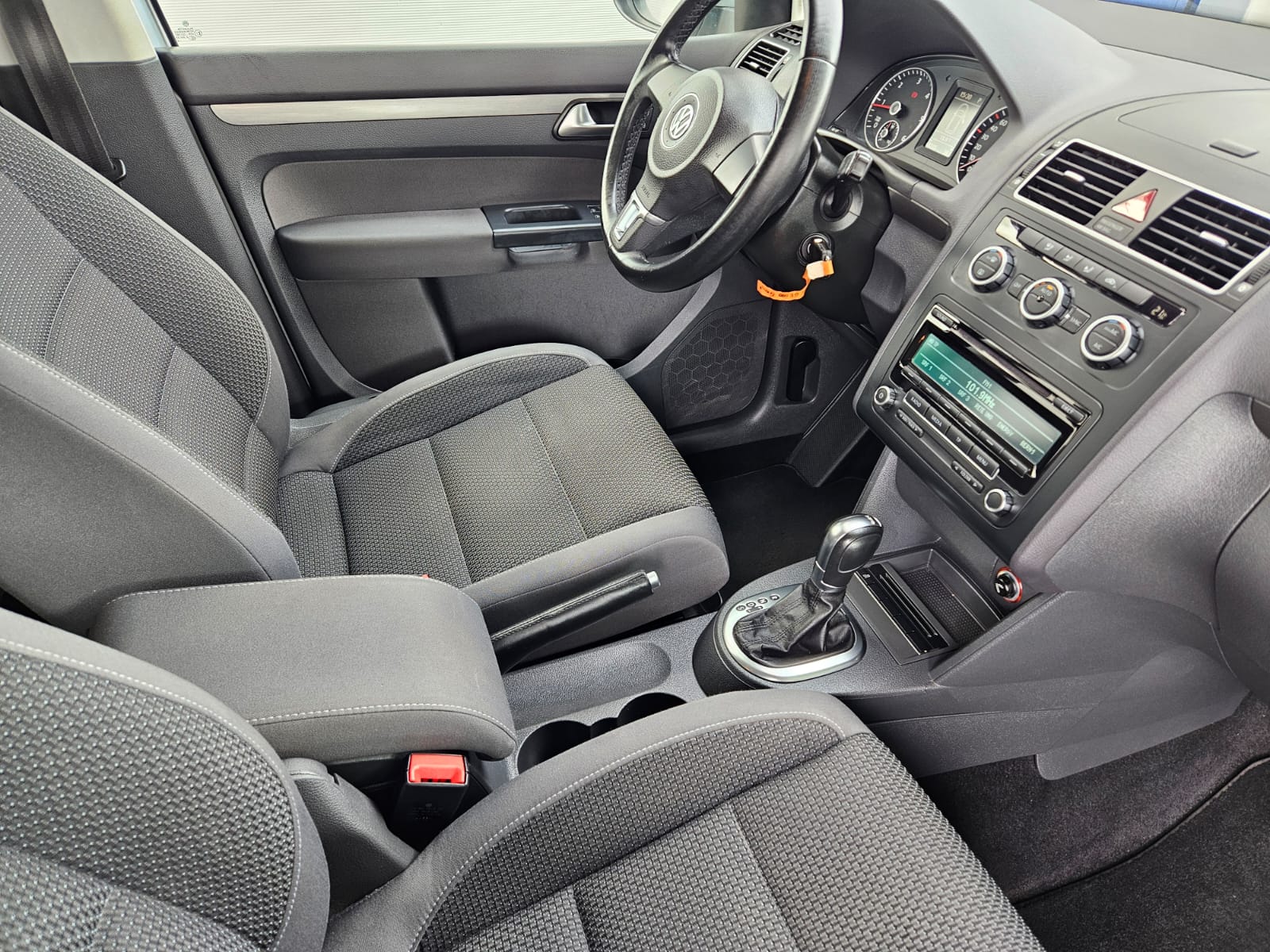 
								VW Touran 1.6 TDI Comfortline DSG 08.2012 full									