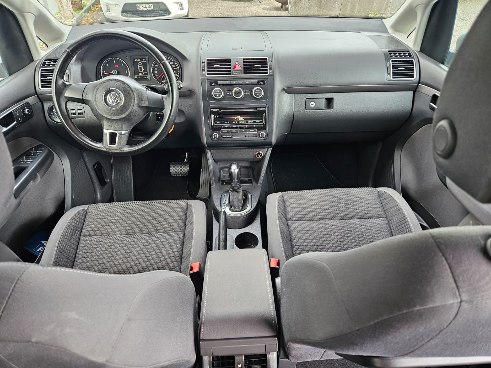 
								VW Touran 1.6 TDI Comfortline DSG 08.2012 full									